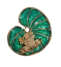 VINTAGE GOLD TONE FROG ON LILY PAD ENAMELED BROOCH 1.5"