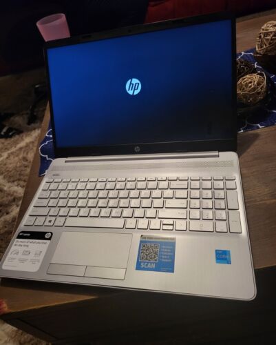 HP Laptop Modell 15 I3 Prozessor mit 8 GB RAM 17 Zoll Display mit Ladegerät GEBRAUCHT. - Bild 1 von 2