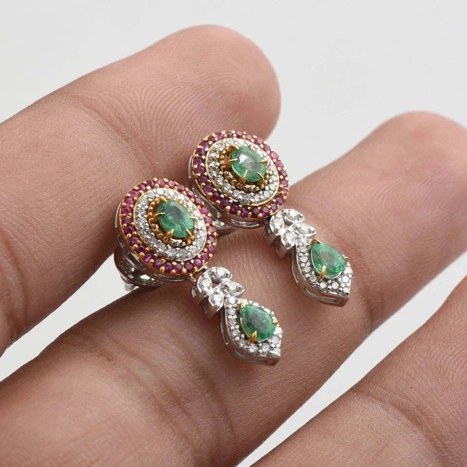 Pendiente colgante de esmeralda y rubí de corte ovalado de 2 quilates enchapado en oro de dos tonos de 14 quilates Foto 2 de 4