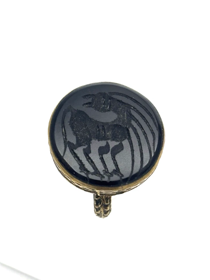 Большое кольцо в бронзовом стиле с гравированным черным камнем, мотив племенной птицы — Великобритания P - Изображение 4 из 4