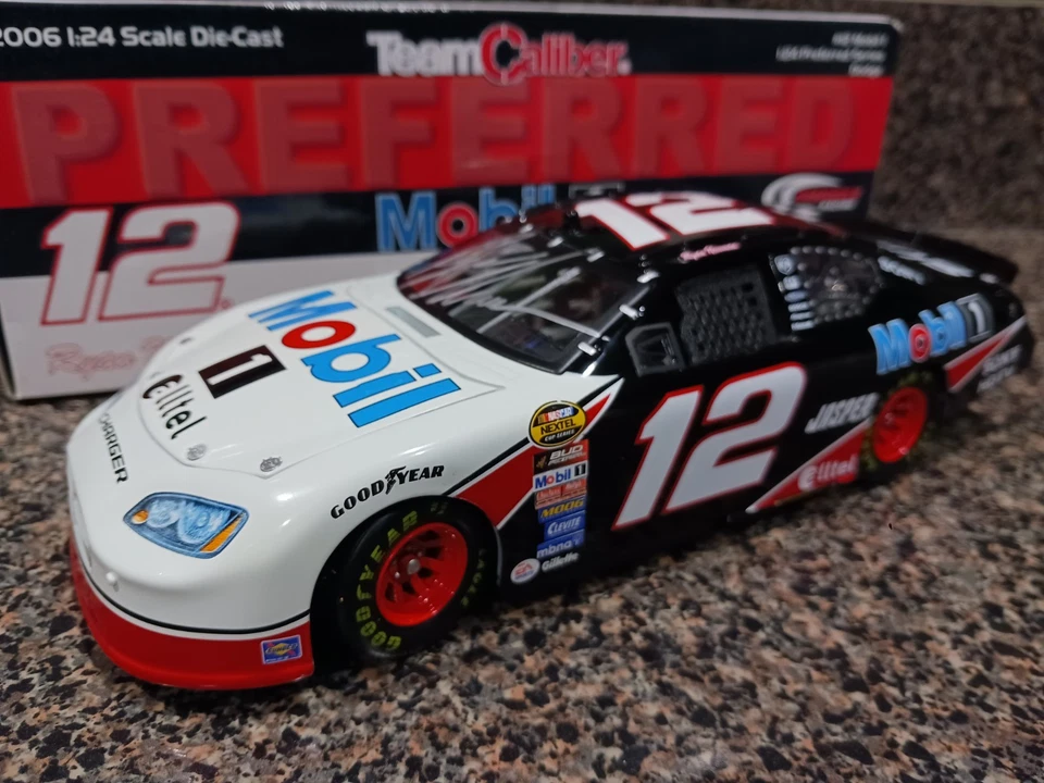 Autografiado Ryan Newman Mobil1 Equipo Calibre Preferred Penske 1/24 Diecast NASCAR Foto 2 de 4