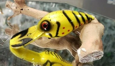 EZ'S LURES custom painted Wiggle wart crankbait (Candy yellow)