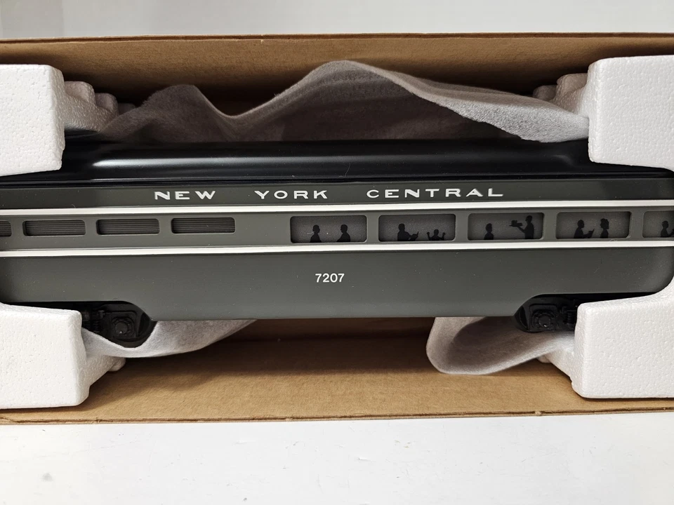 1983 Lionel 6-7207 O New York Central 20th Century Aluminum Dining Car, Lighted - Image 3 of 4
