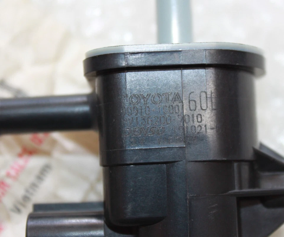 VÁLVULA DE CONMUTACIÓN DE VACÍO ORIGINAL TOYOTA #90910-TC001 Foto 3 de 3