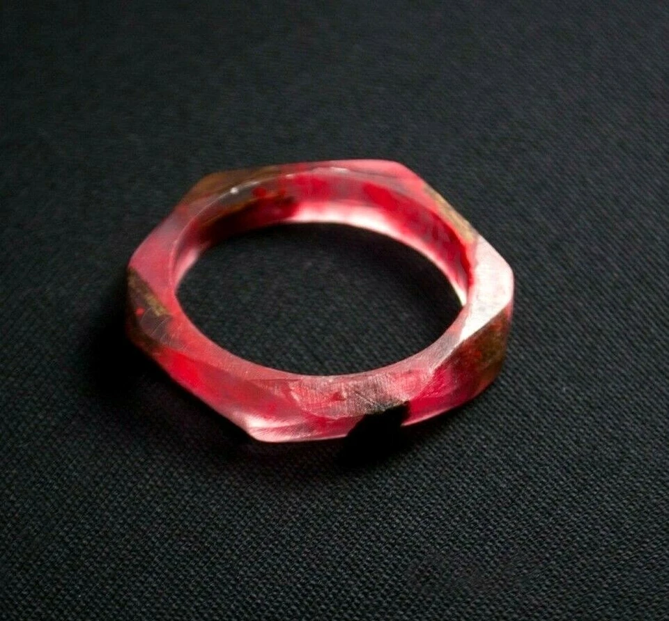 Anillo de resina de madera de fuego de lava hecho a mano - rojo / anillo de declaración de madera de arce / espiritual Foto 3 de 4