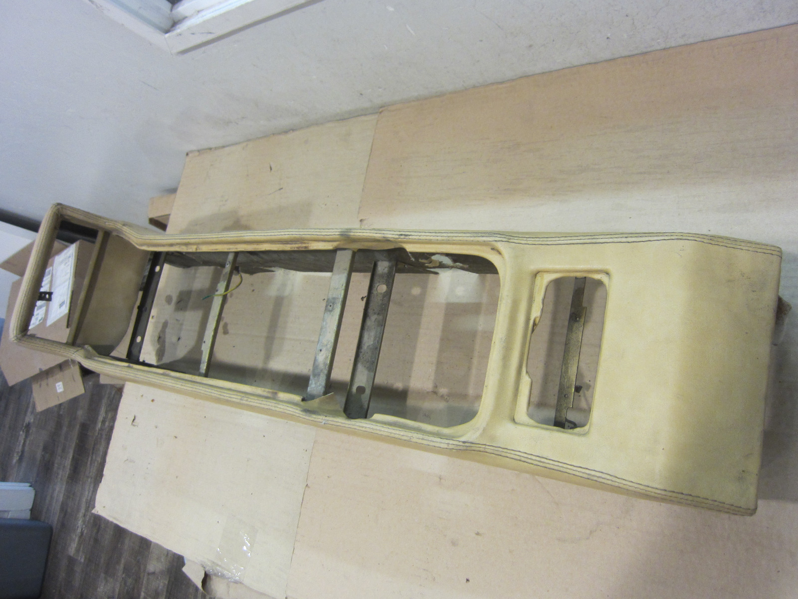 Ferrari Mondial 3.2 QV - Tunnel / Console - P/N 61765000