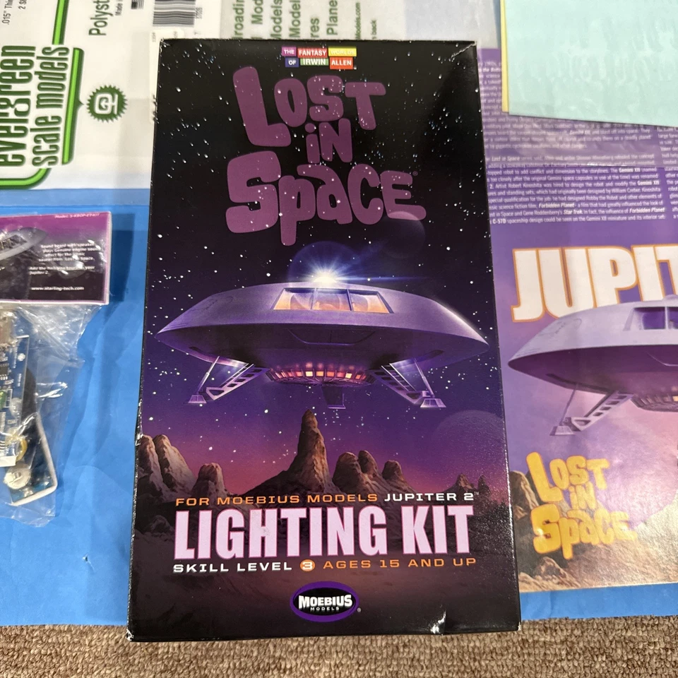 Moebius Lost in Space 1/35 Jupiter 2 MOE913 & kit de iluminação de luzes polares MOE2097 - Imagem 4 de 4