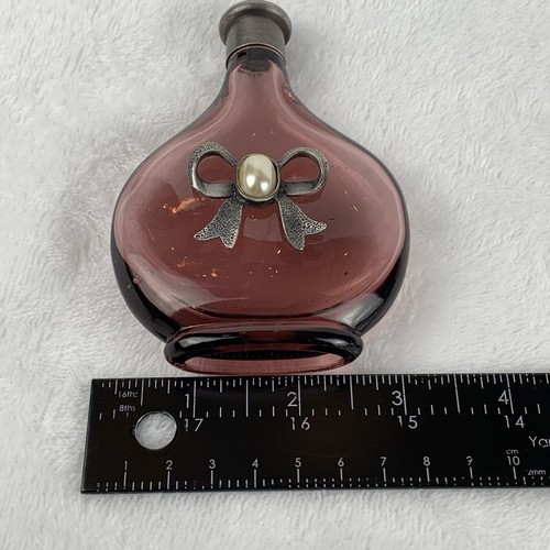 Vintage Perfume Bottle (empty) With Silver Tone & Pearl Bow Screw On Lid  - Afbeelding 13 van 13