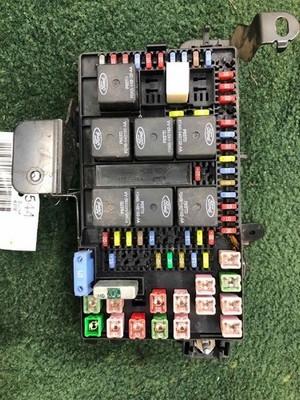 2003-2004 Ford F250 F350 F450 F550 Super Duty  Engine Fuse Box Assembly OEM