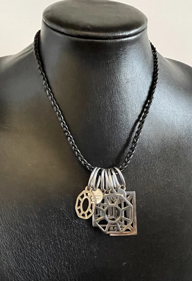 COLLAR DIJE geométrico Dyrberg Kern DISEÑADOR DINAMARCA EN con cordón de cuero trenzado. Foto 2 de 4