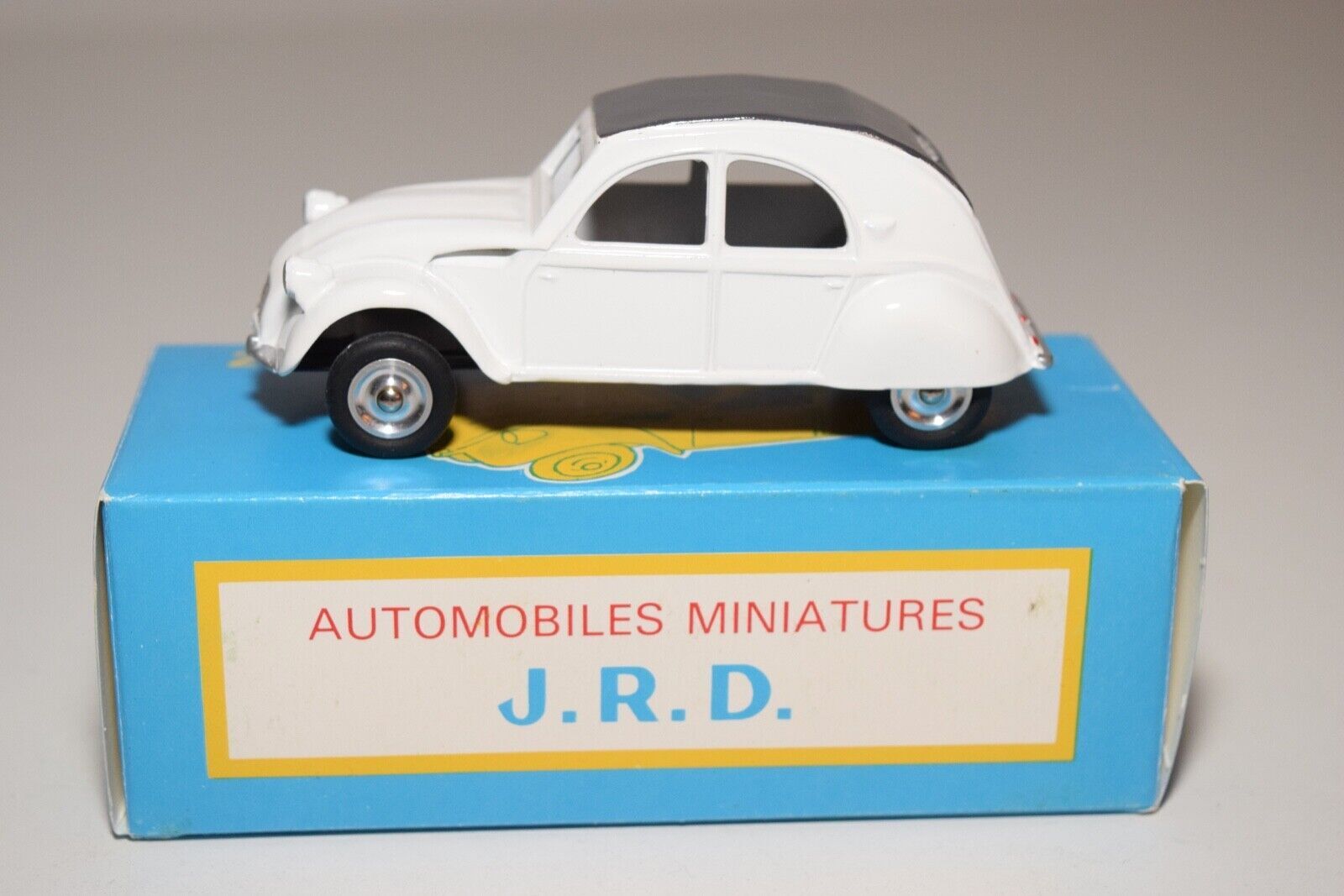 Automic.toys Citroen 2cv 2 cv berline Miko Ortiz série limitée