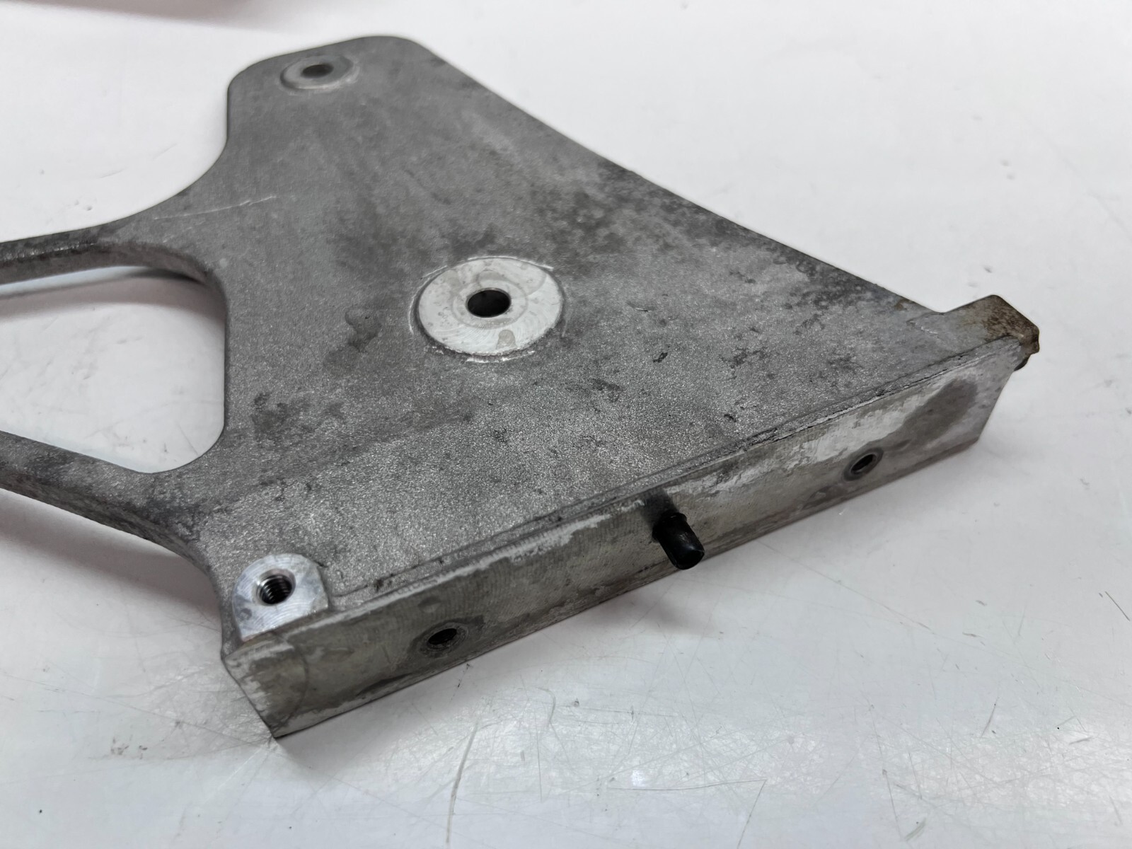 FERRARI F8 RH BRACKET FOR SINGLE OIL HEAT EXCHANGER OEM 843552