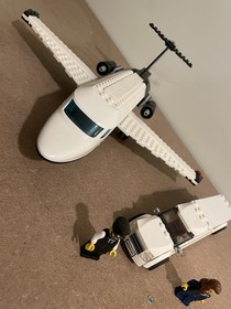 Lego City Airport VIP Service (60102) - Complete - With Manuals