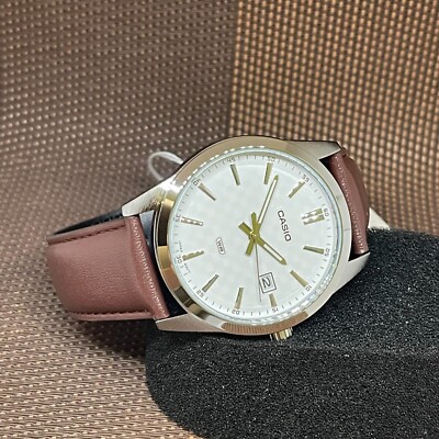 Casio MTP-VD03L-5A Orologio Uomo Analogico - Quarz, Cassa Acciaio 41mm, Cinturino In Pelle Marrone, Quadrante Bianco, Data, Impermeabile 30m