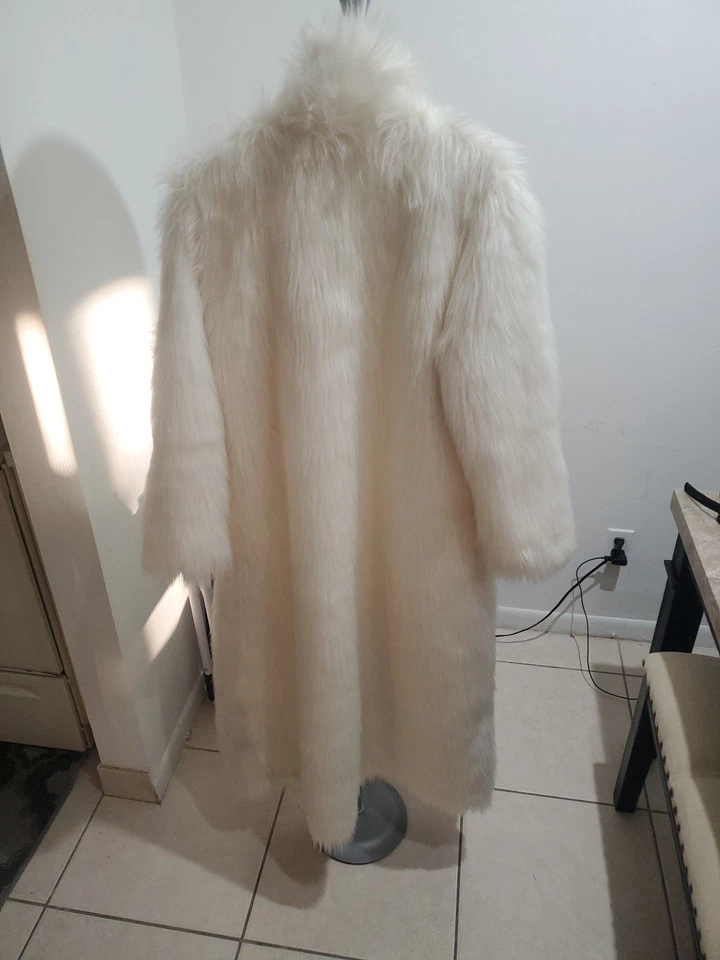 人造毛皮大衣长带衬里冬季白色,全新无标签(中型,大号)圣诞节 — 第 3/4 张图片