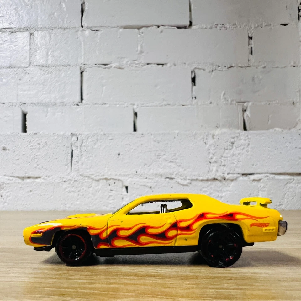 71 Plymouth Road Runner Amarillo Negro Llamas 2013 HW Showroom Heat Fleet Foto 3 de 4