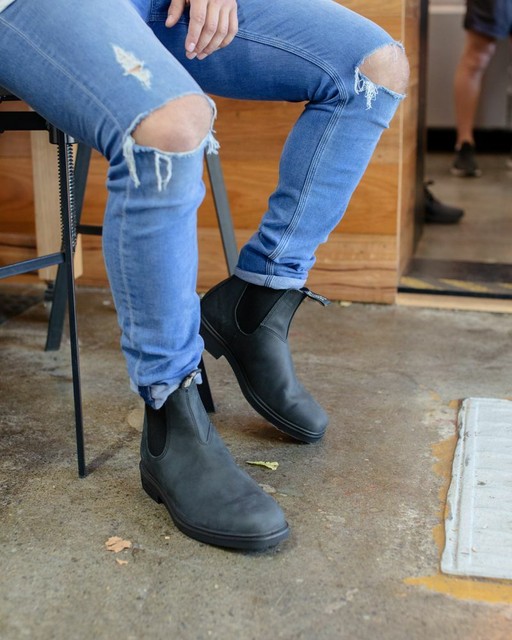 black blundstones mens