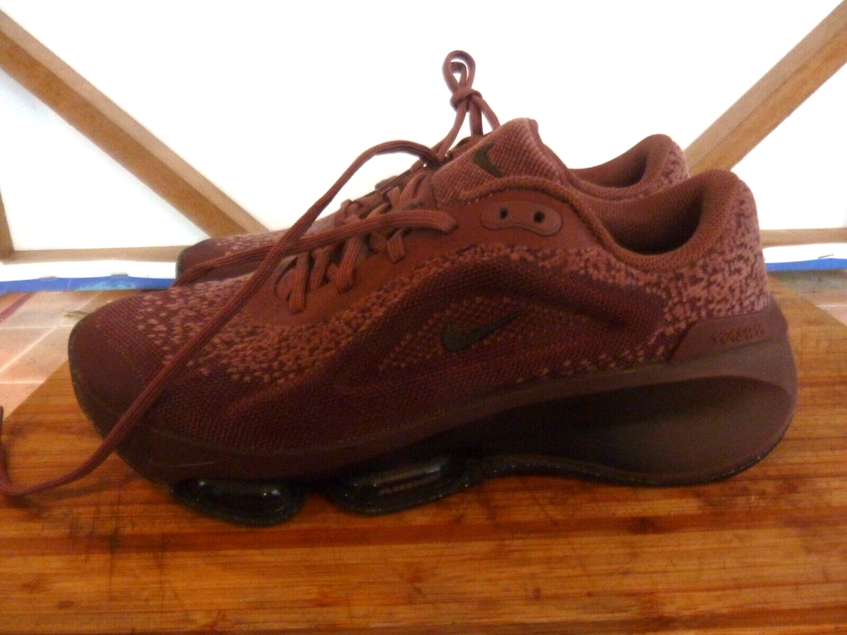 NIKE VERSAIR RED SEPIA BLK-BURGUNDY CRUSH SNEAKERS WOMENS