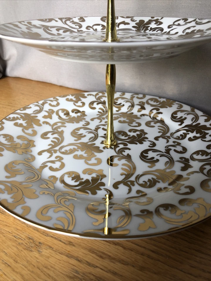 10 Strawberry Street Ceramic 3 Tiered Dessert Tower- White/Gold NWT - Stunning - Image 3 of 4