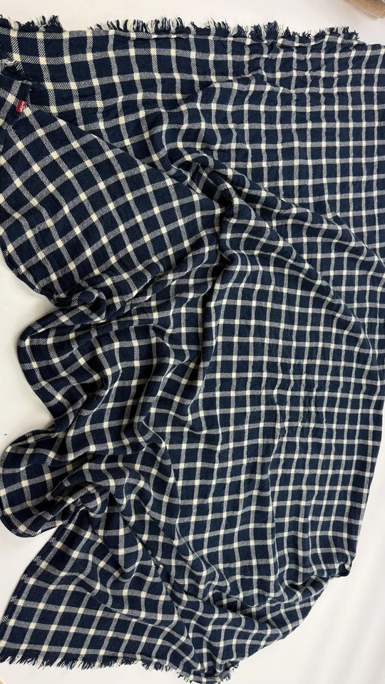 Bufanda Levi's talla única azul marino blanco a cuadros flecos manta mantón envolvente Foto 4 de 4