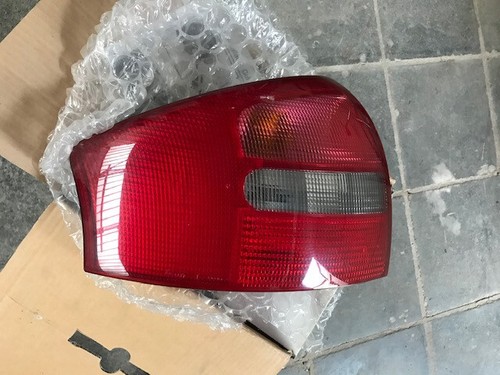 Audi A6 Feu arrière Hella 4B5945096 pair - Afbeelding 2 van 4