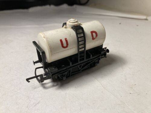 Hornby Triang R015 United dairies tank wagon.  some damage. see detail - Picture 1 of 3
