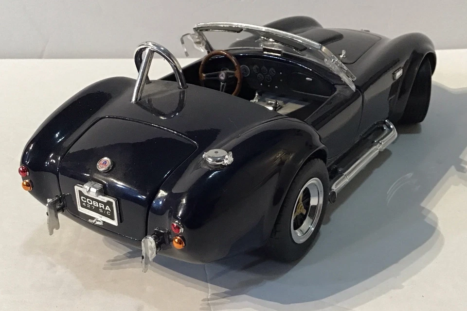 Литая модель Shelby Cobra 427 S/C 1964 г. — масштаб 1:18 — темно-синяя/черная дорожная жесткая - Изображение 2 из 4
