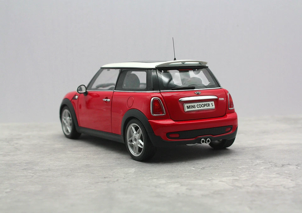 Autoart 1/18 Scale BMW Mini Cooper S red car model - Image 2 of 4