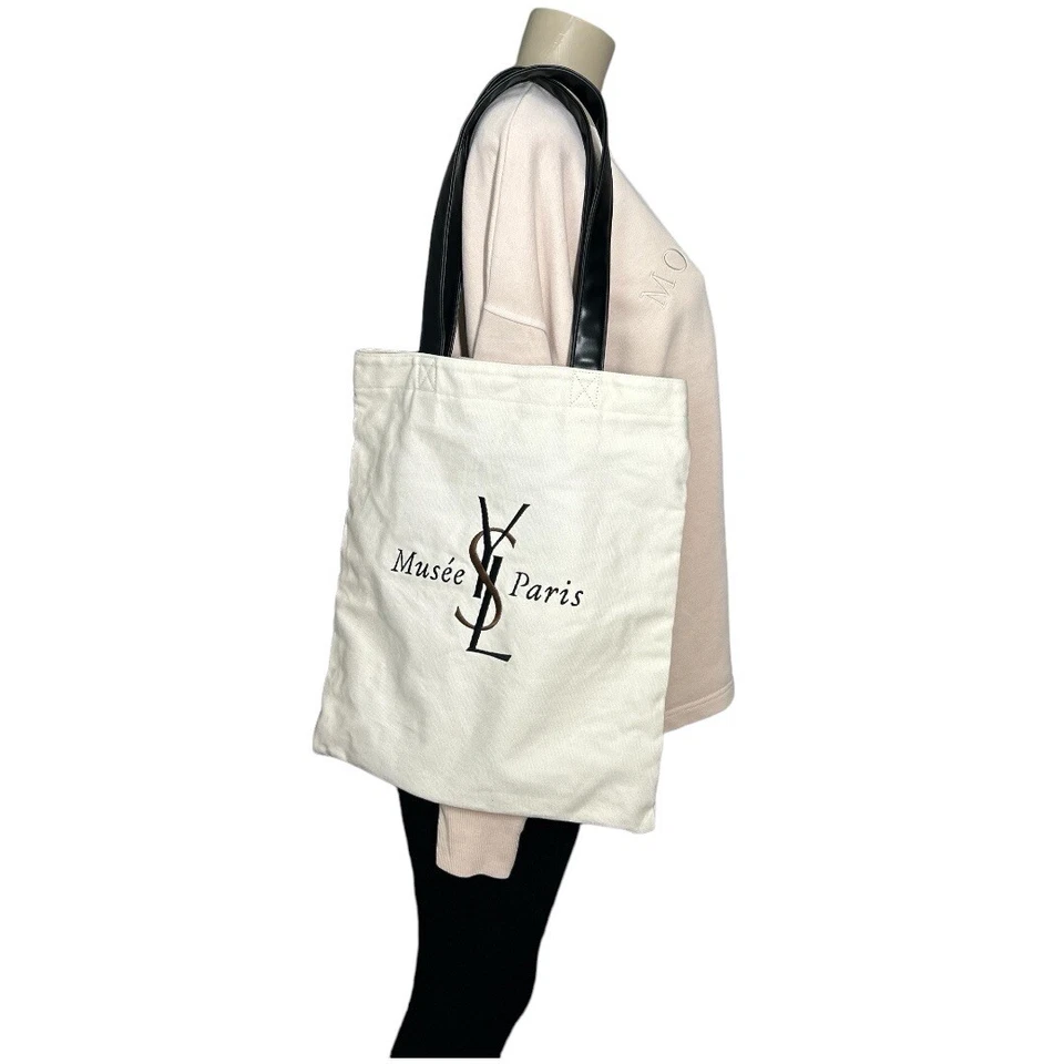 Bolsa tote Yves Saint Laurent exposição Tóquio museu branco limitada 41 x 37cm - Imagem 4 de 4