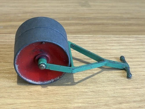 Vintage Dinky Garden Roller 105a in good condition