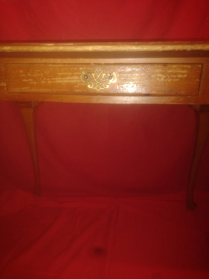 Mesa auxiliar grande de nogal de American tm. De Martinsville. Foto 2 de 4