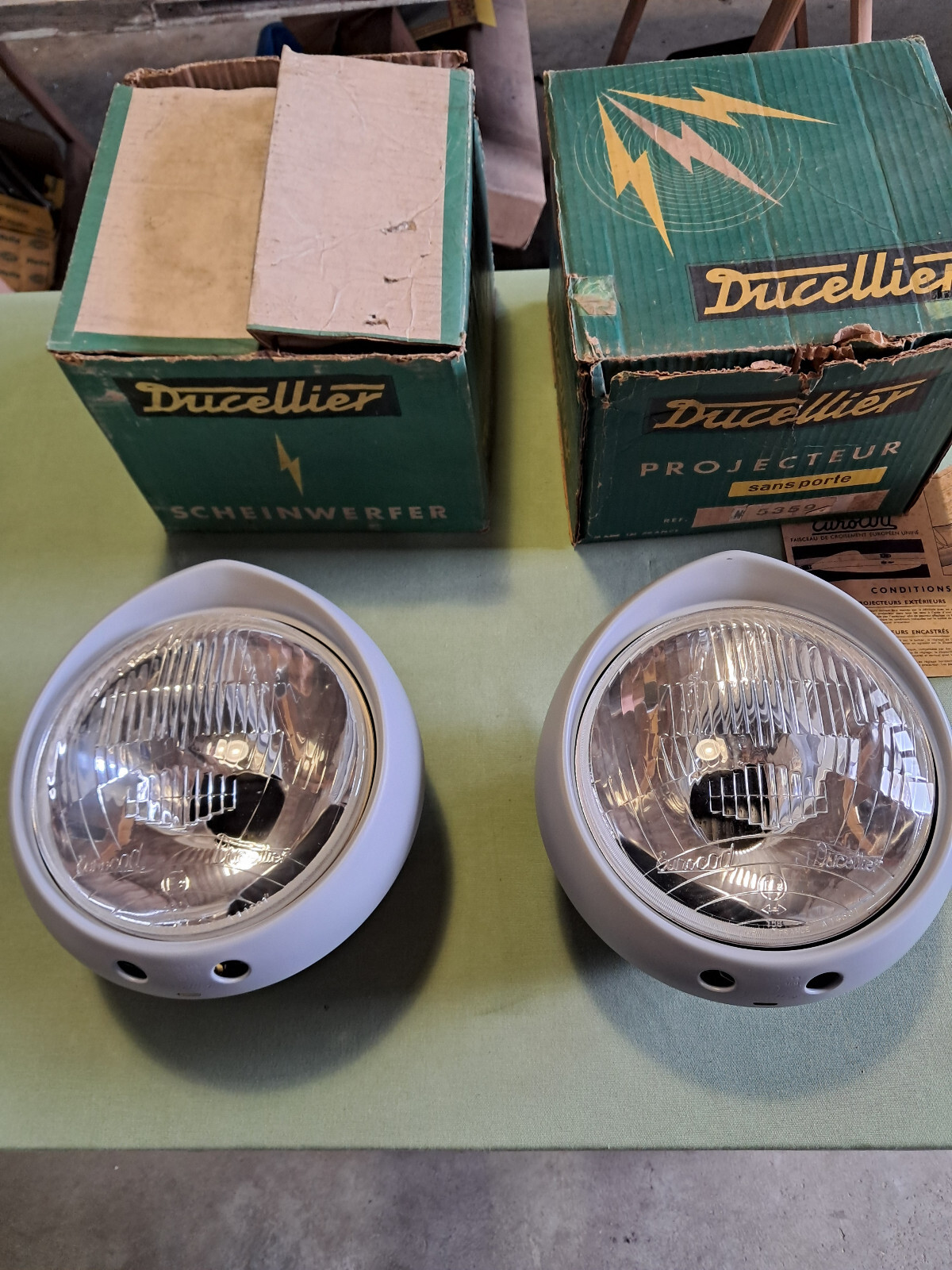 Phares Peugeot 404 Ducellier complets pour remplacer des optiques d'origine usées
