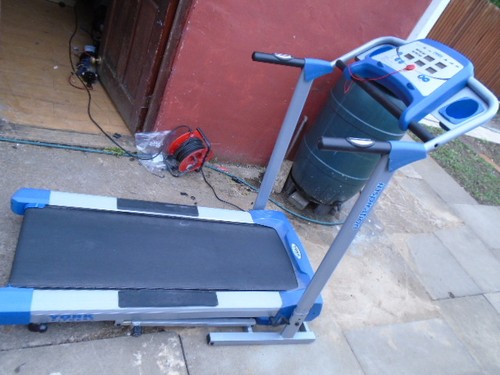 YORK FITNESS INSPIRATION TREADMILL ( 1 X RIGHT SIDE END CAP FOR SALE ONLY ) KEQA - Picture 3 of 12