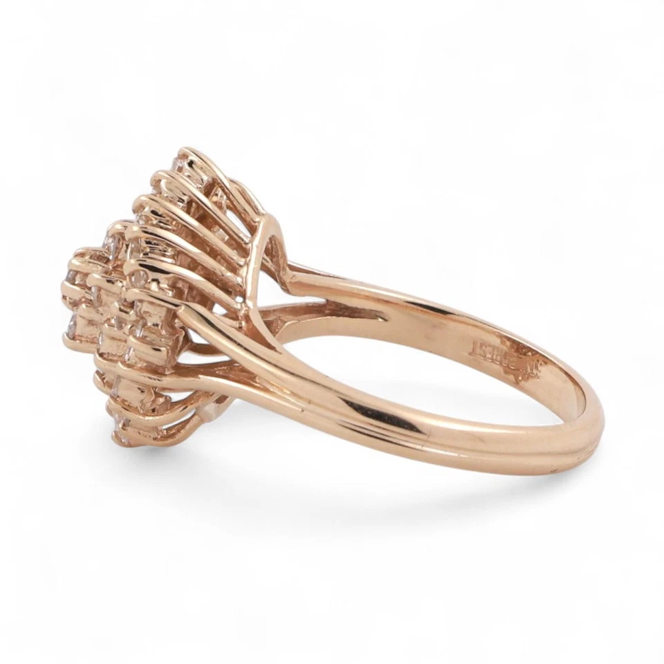 Anillo llamativo de diamantes con racimo de baguette redondo de 0,99 TW de oro amarillo de 14 quilates talla 6,75 Foto 4 de 4