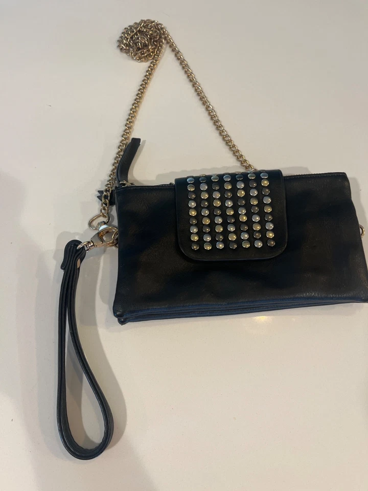 Muñequera negra Olivia Miller de cuero con tachuelas con correa de cadena dorada y cierre de cremallera Foto 2 de 4