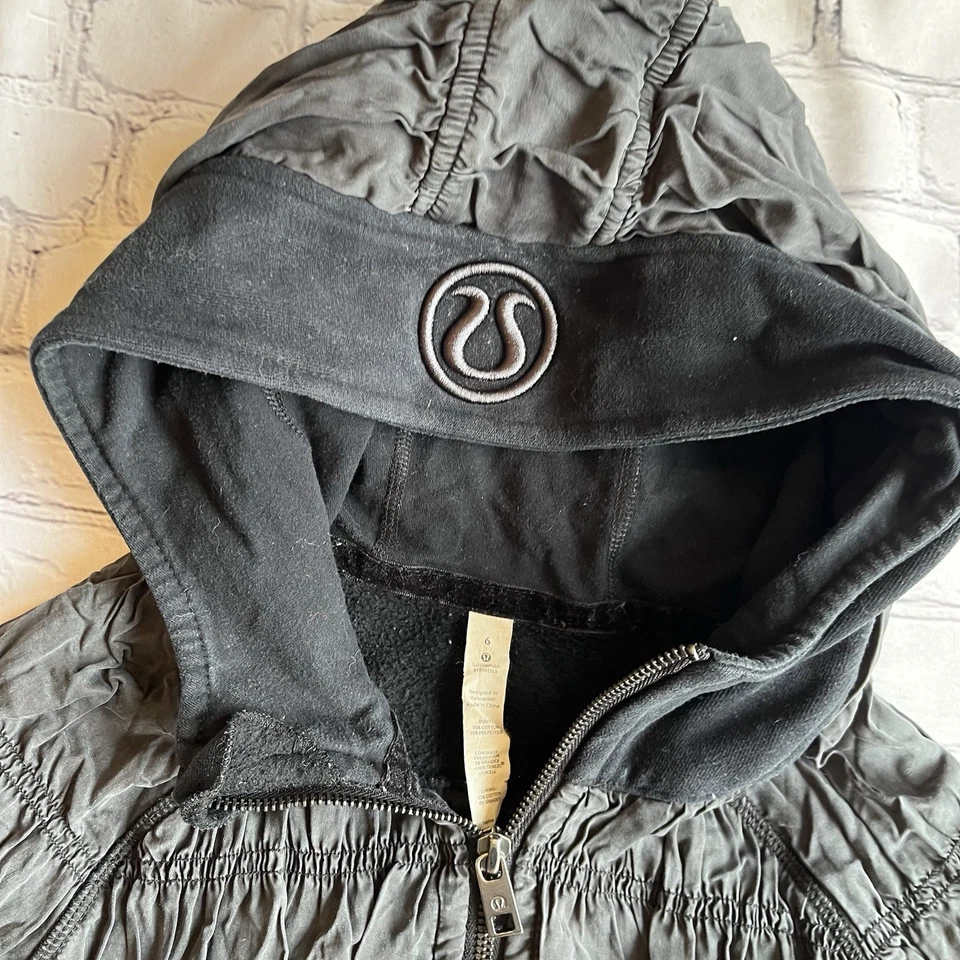 Sudadera con capucha de buceo Lululemon edición especial para mujer talla 6 negra acanalada vintage Foto 2 de 4