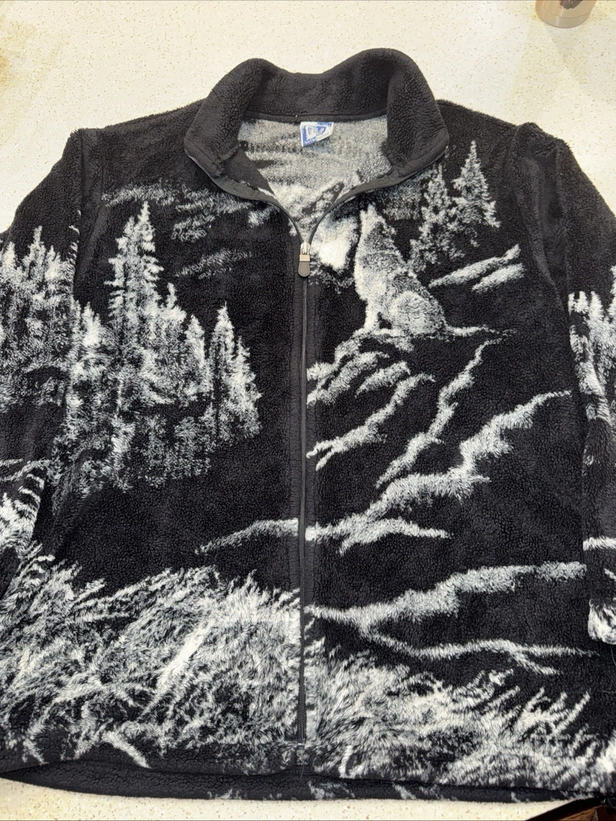 Vintage Art Unlimited Fleece Jacket with Wolves. Black-And-White. Size Large