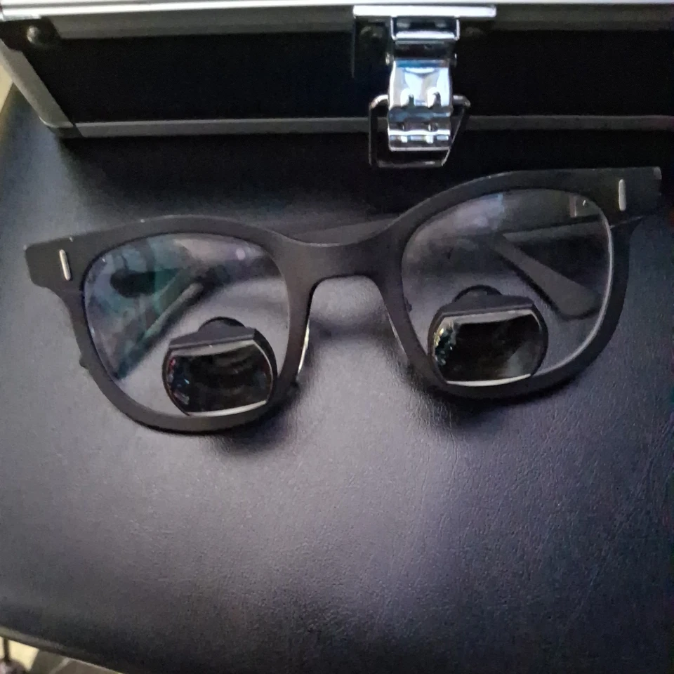 Diseños De Colección para Telescopios Quirúrgicos de Visión Lupas Gafas con Estuche Raro Dental MD - Imagen 2 de 4