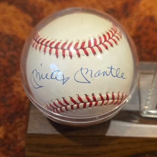 Mickey Mantle Signed Baseball New York Yankees with Trading Card