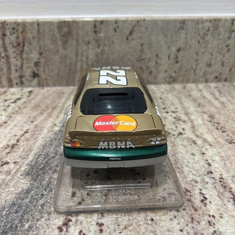 Coche diecast Ward Burton #22 MBNA Gold 1997 Pontiac Grand Prix 1:24 NASCAR Foto 4 de 4