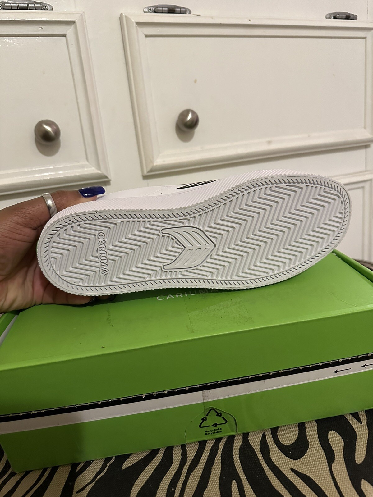 SAOLA Sneaker CARIUMA in pelle bianca taglia 8M 9 5W (solo scarpa sinistra)