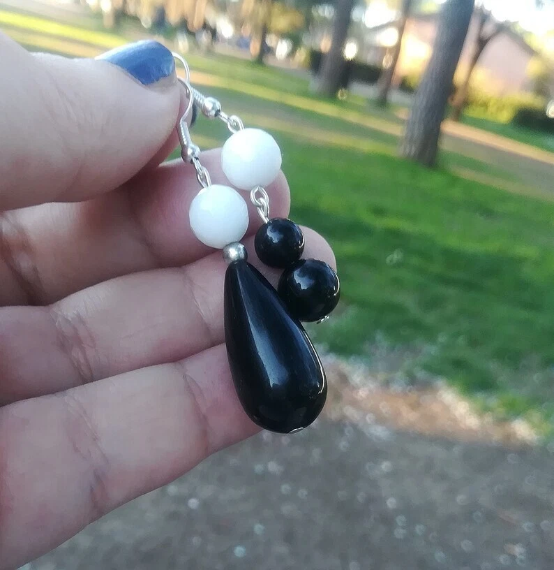 ORECCHINI GOCCIA DI AGATA BIANCA E NERA ASIMMETRICI IN ARGENTO E PIETRA NATURALE - Immagine 2 di 4
