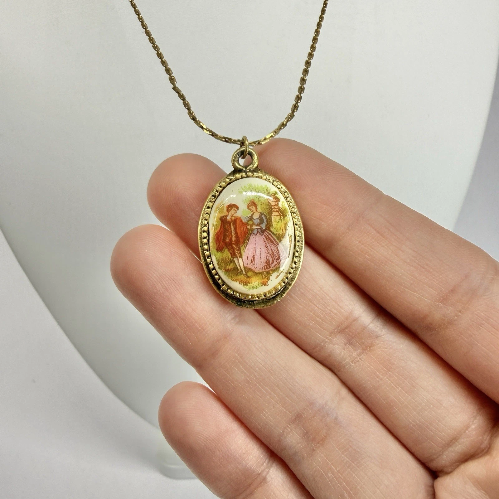 Elegant Fragonard Courting Couple Cameo Pendant Vintage Necklace Jewelry N489