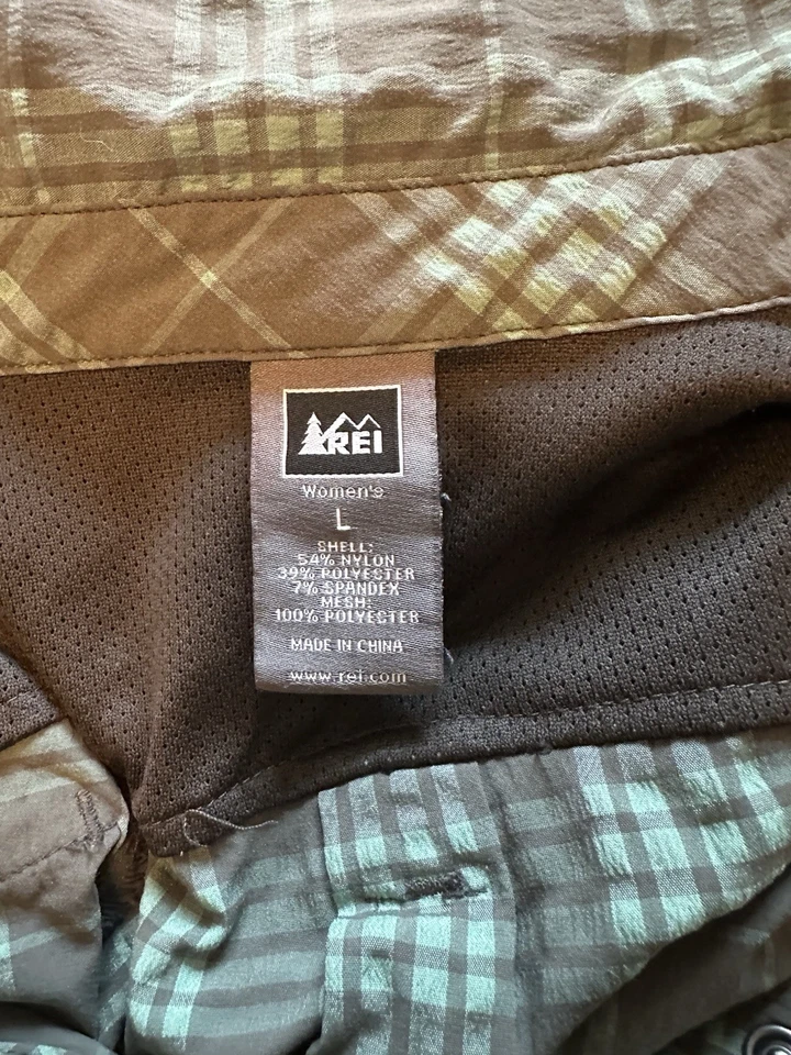 Женская туристическая рубашка REI в клетку на пуговицах серая/мятно-зеленая размер большой б/у в отличном состоянии - Изображение 4 из 4