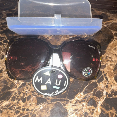 Maui and Sons Women's  Oversized Sunglasses Black Plastic Frame Tinted Lenses