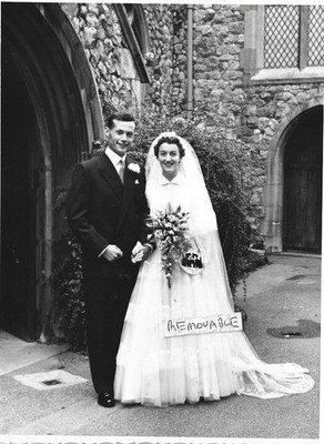 Vintage altes Hochzeitsfoto hübsche Braut hübscher Bräutigam Kirche Romford 60er Jahre