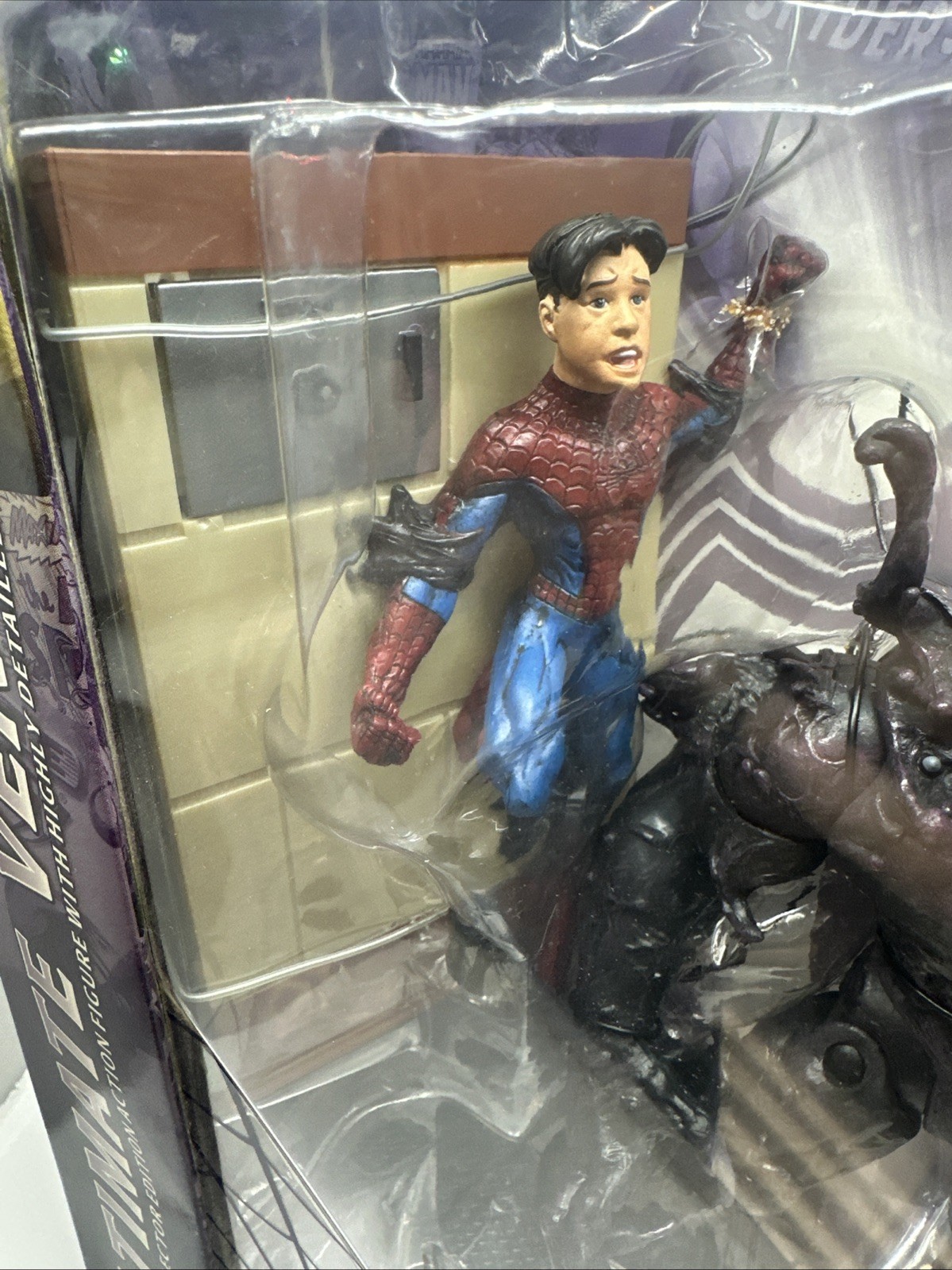 Marvel Diamond Select ULTIMATE VENOM with Spiderman & Base NIB JH-2