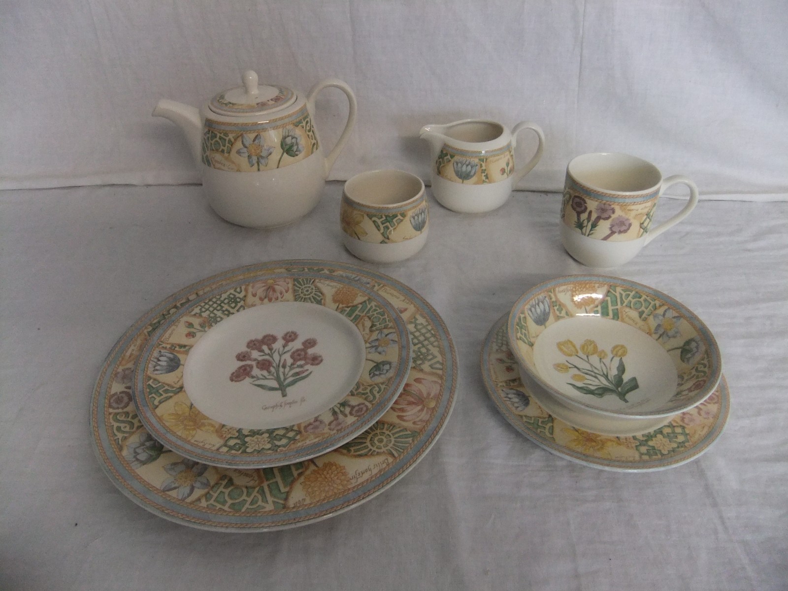 c4 Pottery Wedgwood Garden Maze (1996) dishwasher & microwave safe