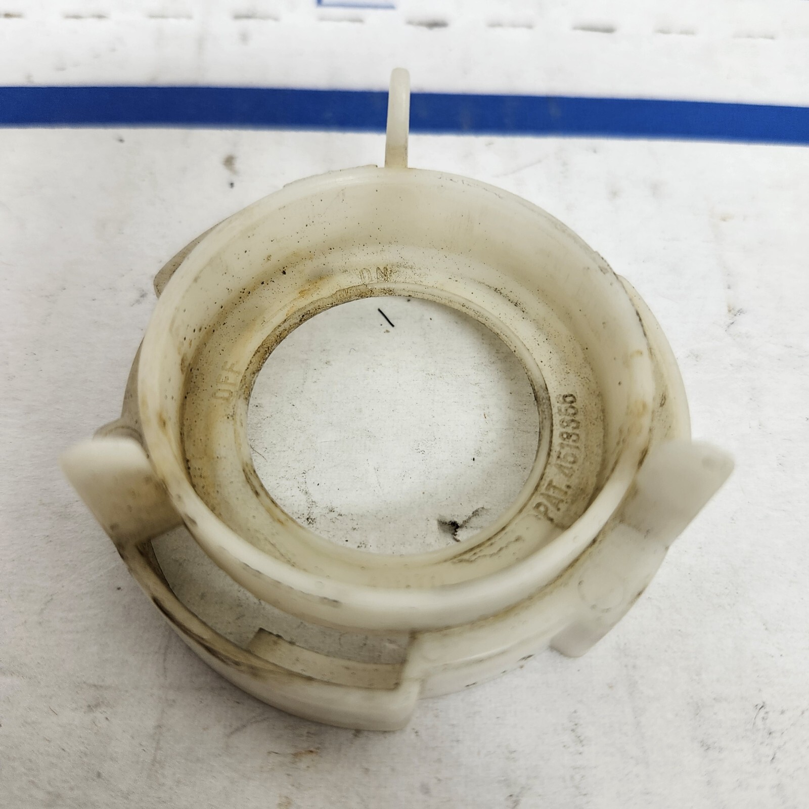 0615 Nissan Pathfinder Frontier Xterra Headlight Bulb Plastic Retainer