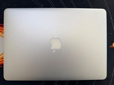 Apple MacBook Air 13 in 2015 Silver/Intel Core i5 1.60 GHz, 128 GB